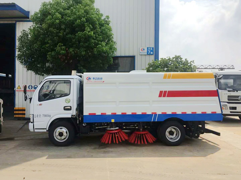 边洗边扫道路清洁车