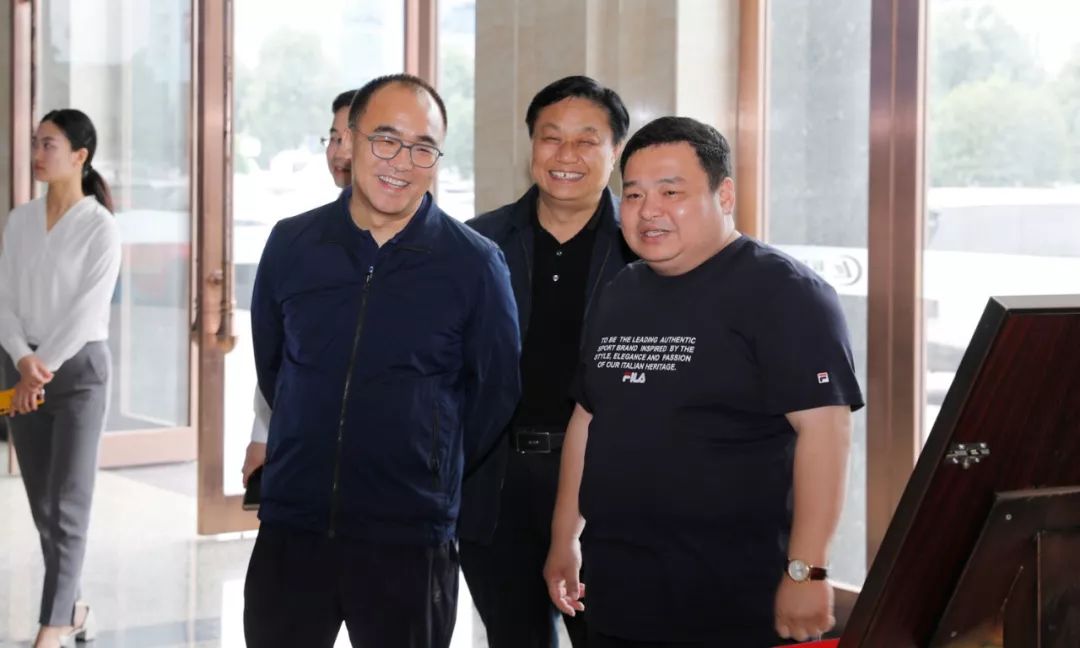 政协常**、中华工商业联合会副百步亭集团董事长茅永红暨卓尔集团总裁阎志莅临程力汽车集团进行商务考察调研