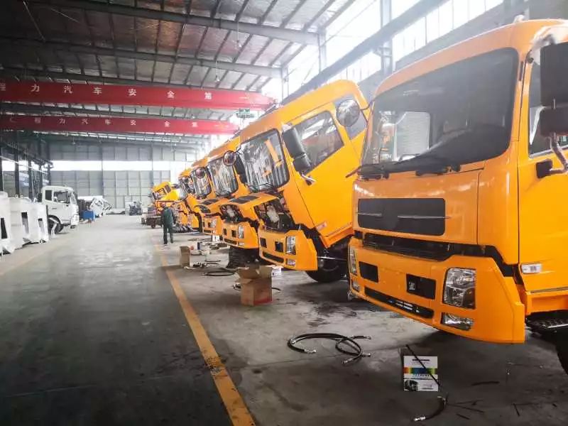 程力120辆摆臂式垃圾车出口马达加斯加