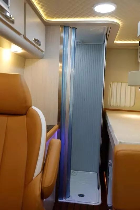 程力房车----大通V80长轴高顶旅居版，精工打造网红爆款商务旅居房车