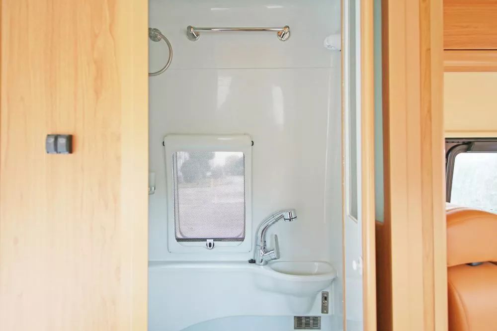 程力房车----大通V80长轴高顶旅居版，精工打造网红爆款商务旅居房车