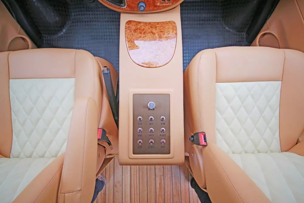 程力房车----大通V80长轴高顶旅居版，精工打造网红爆款商务旅居房车