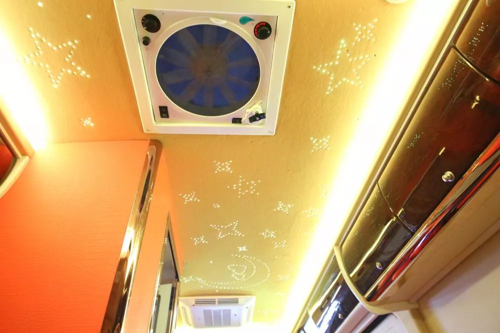 程力房车----大通V80长轴高顶旅居版，精工打造网红爆款商务旅居房车