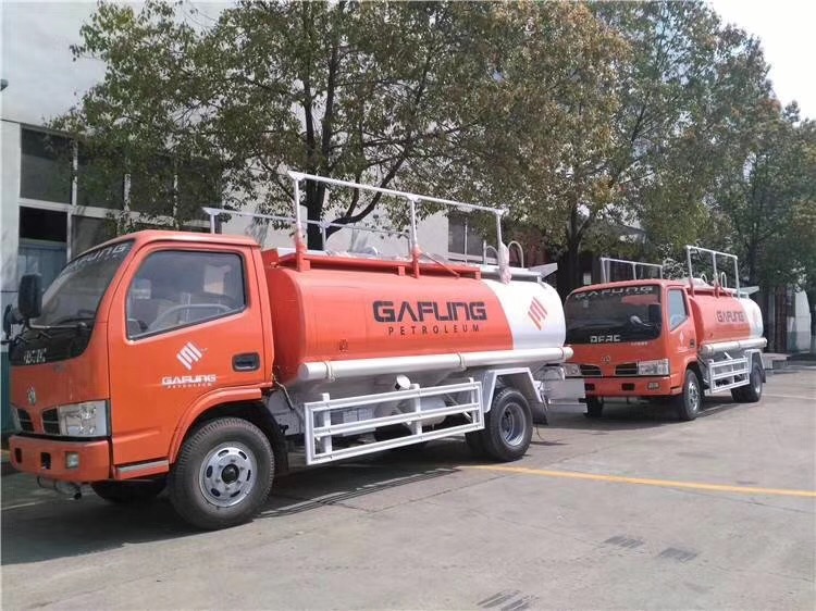 出口孟加拉国右舵特种运水车整装待发天津港