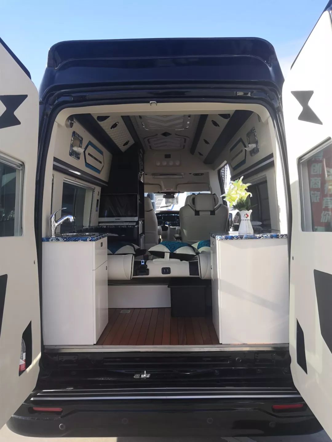 程力国六福特高端商务房车引爆年终抢购热潮！