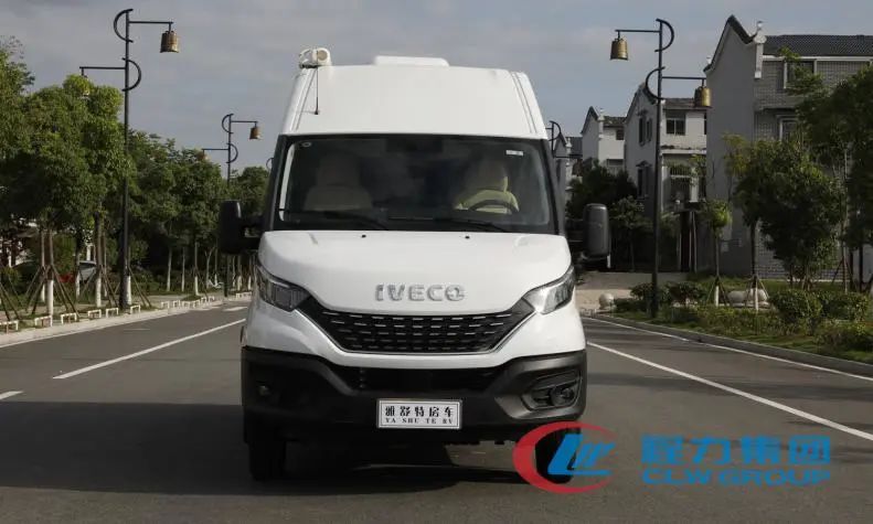 程力高端进口依维柯福祉房车、奔驰无线通讯压制车“双雄”出征