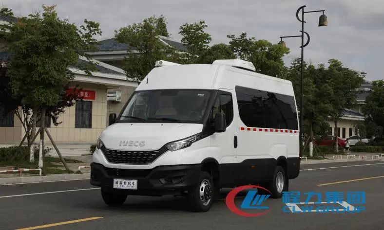 程力高端进口依维柯福祉房车、奔驰无线通讯压制车“双雄”出征