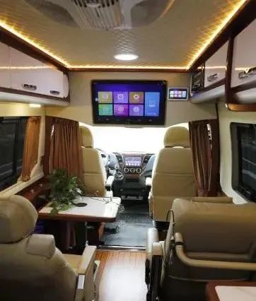 程力高端进口依维柯福祉房车、奔驰无线通讯压制车“双雄”出征