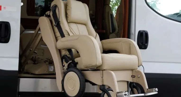 程力高端进口依维柯福祉房车、奔驰无线通讯压制车“双雄”出征