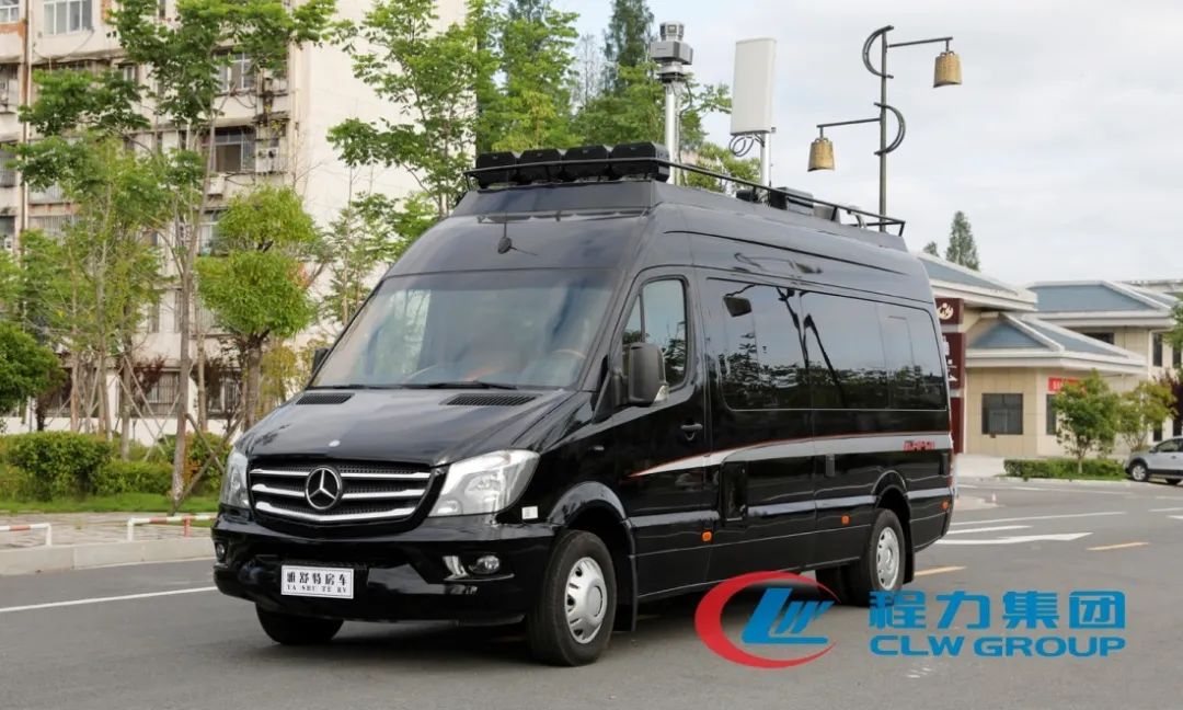 程力高端进口依维柯福祉房车、奔驰无线通讯压制车“双雄”出征
