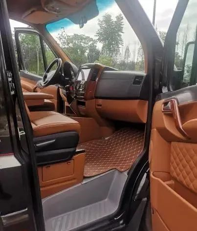 程力高端进口依维柯福祉房车、奔驰无线通讯压制车“双雄”出征