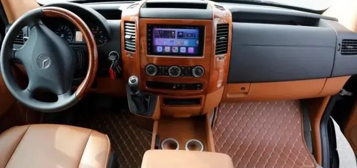 程力高端进口依维柯福祉房车、奔驰无线通讯压制车“双雄”出征