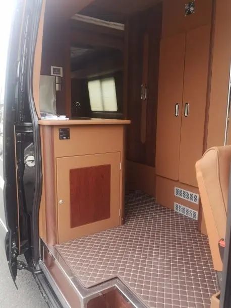 程力高端进口依维柯福祉房车、奔驰无线通讯压制车“双雄”出征