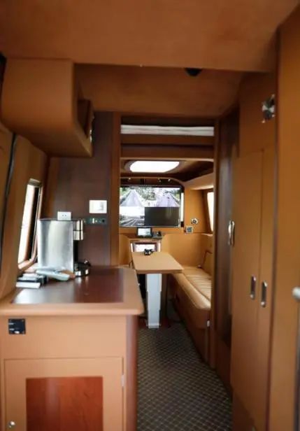 程力高端进口依维柯福祉房车、奔驰无线通讯压制车“双雄”出征