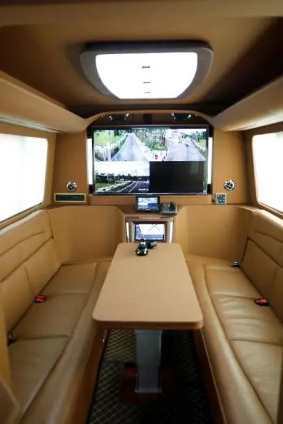 程力高端进口依维柯福祉房车、奔驰无线通讯压制车“双雄”出征