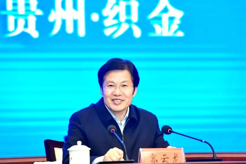 程力专汽荣获“万企帮万村”精准扶贫行动民营企业荣誉称号