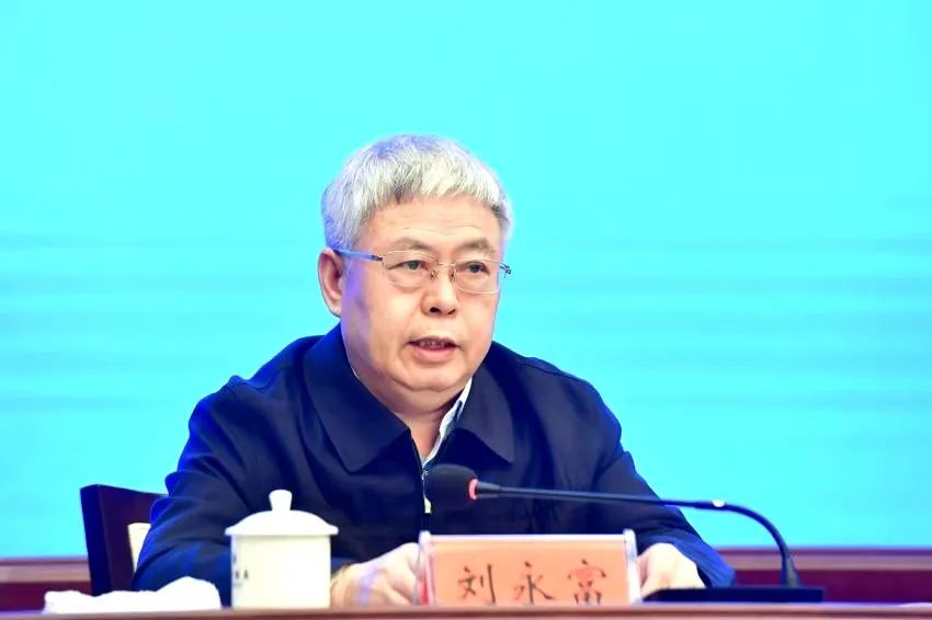 程力专汽荣获“万企帮万村”精准扶贫行动民营企业荣誉称号